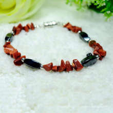 Nouvelle arrivée à la puce de pierre rouge naturelle avec Magnetic 4 perles de torsion latérales Bracelet élastique bracelet en pierres précieuses à la main
